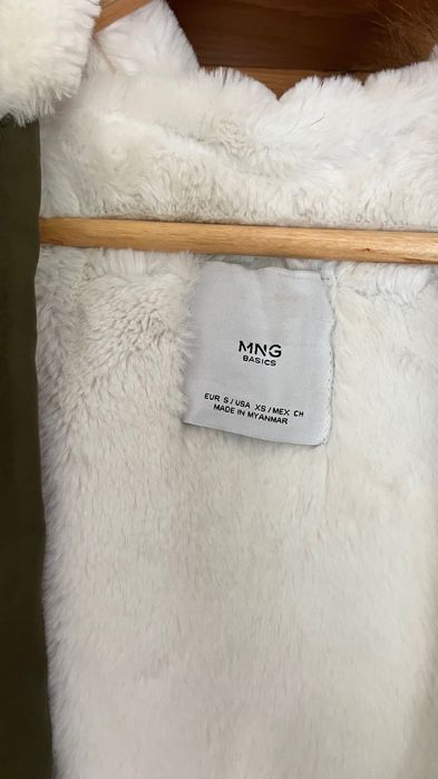 casaco de inverno verde escuro com pelo branco por dentro e fofinho