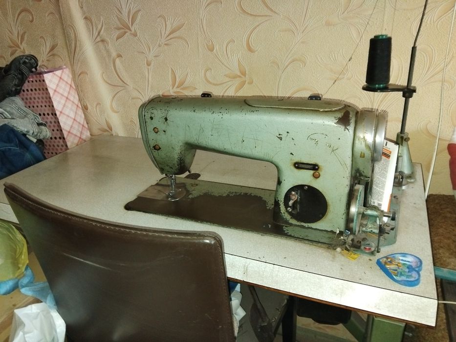 Продам швейну машинку
