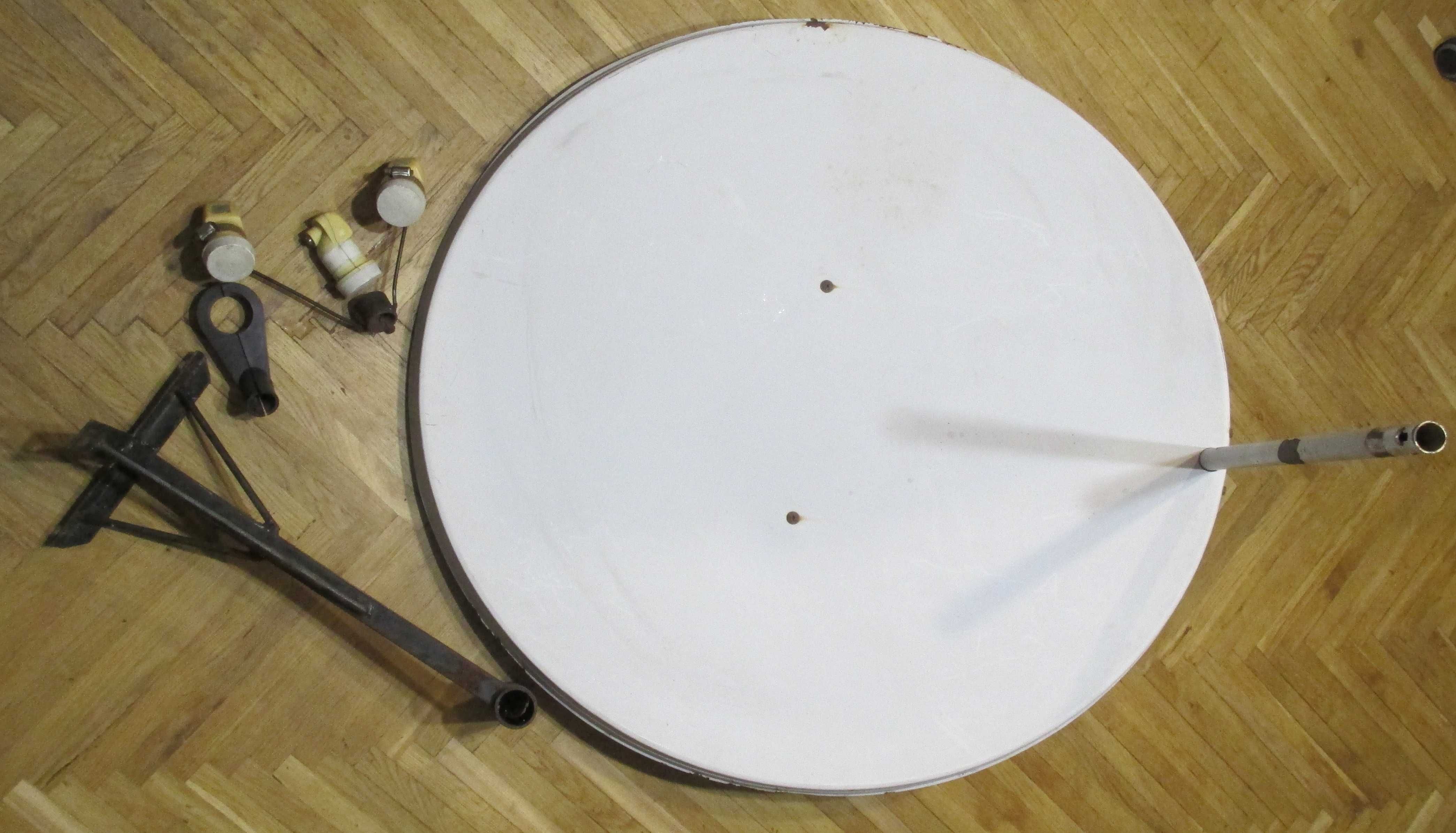 Супутникова антена. Тарілка 92х85 см, три головки, кронштейн