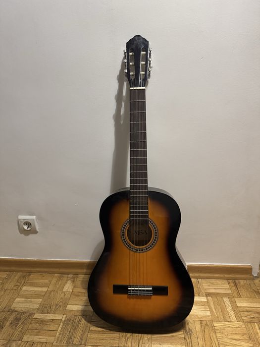 Zestaw gitara + struny, tuner do strojenia gitary, plyty cd do nauki