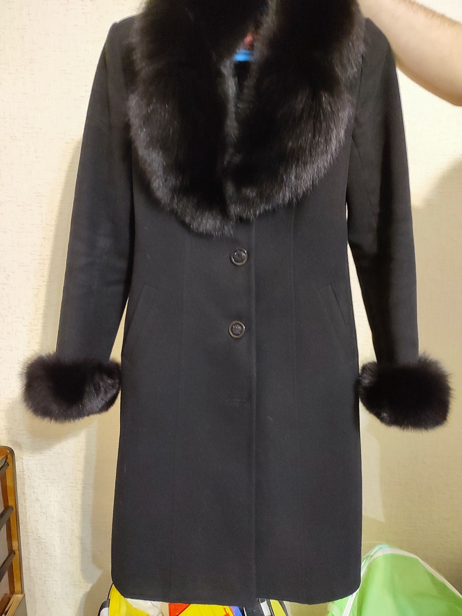 Пальто зимове з натуральним хутром 44 розмір