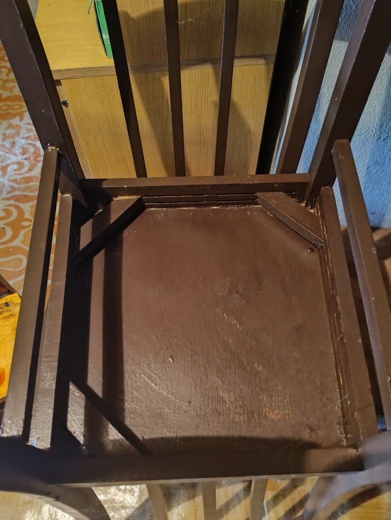 Stare dwa drewniane krzesła.