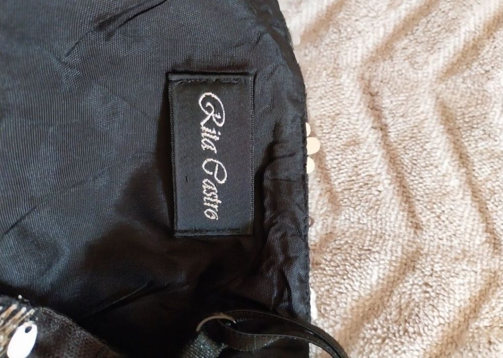 Vestido preto com lantejoulas