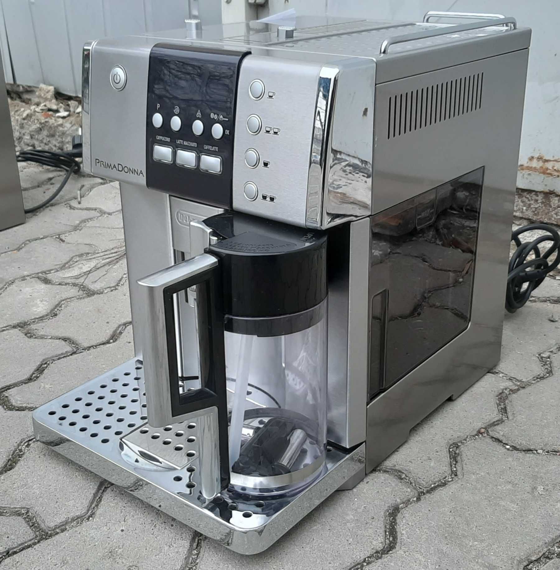 Кофемашина DeLonghi ESAM 6600 PrimaDonna с молочником капучинатором