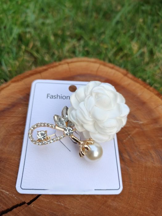 Broszka kwiatek perły cyrkonie cekiny