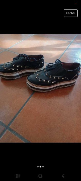 Sapatos de cunha pretos, com aplicações douradas, tamanho 37,novos