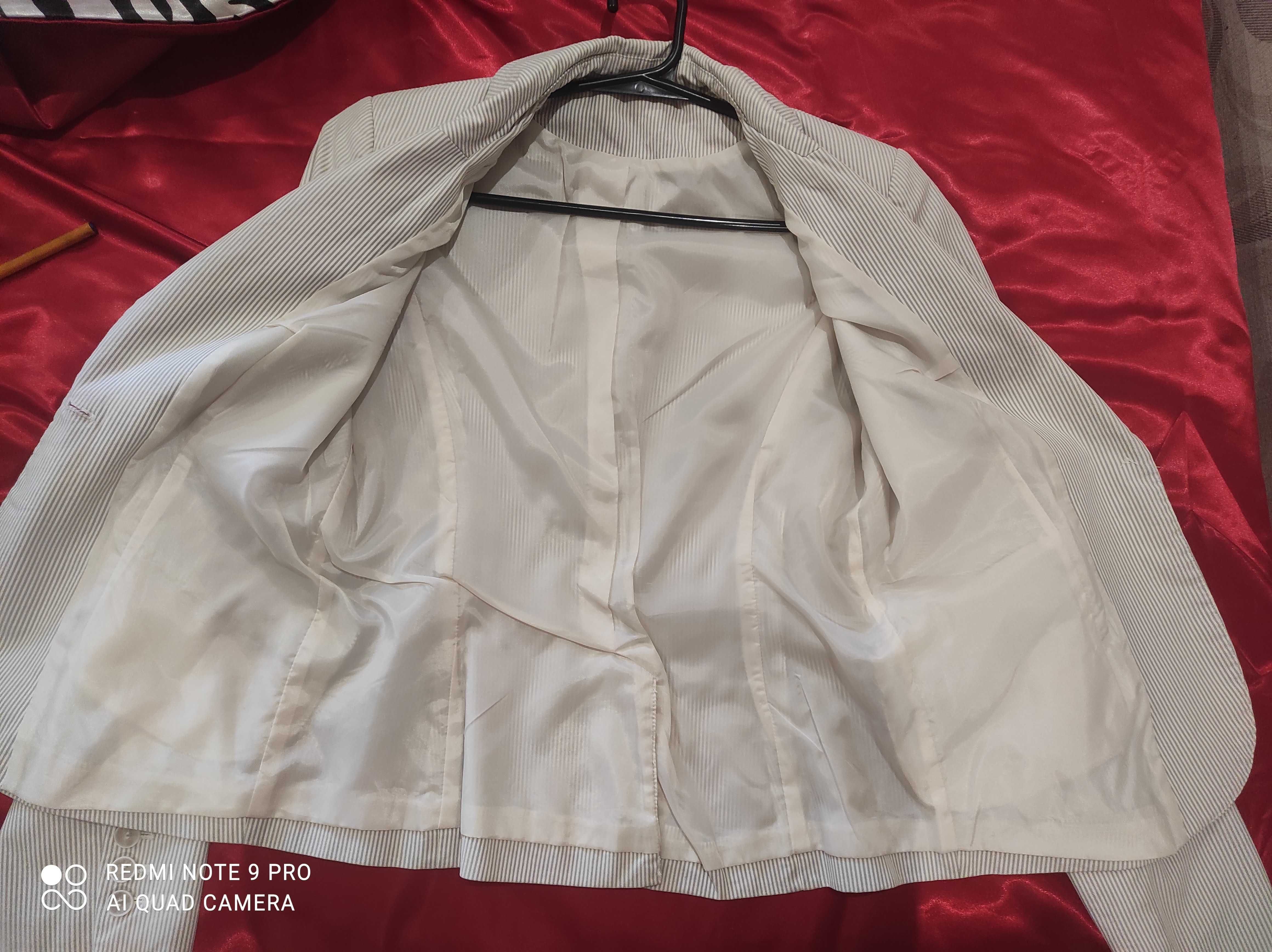 Белый пиджак в серую полоску, без дефектов, размер М