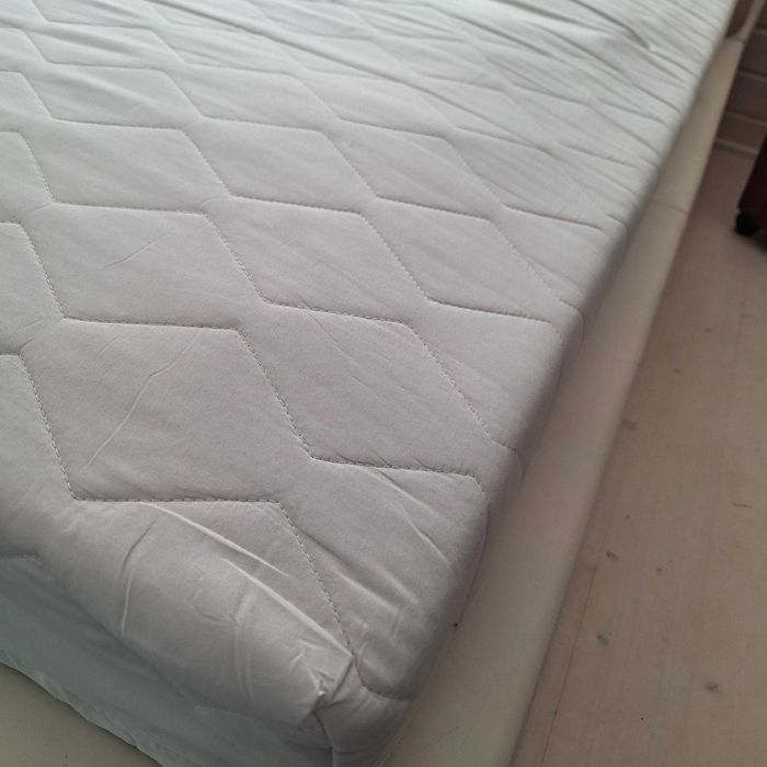 Łóżko 180x200cm z materacem