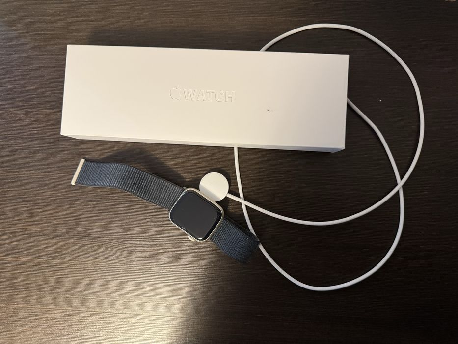 Apple Watch Series 9 • 45 mm • GPS + Cellular • Starlight