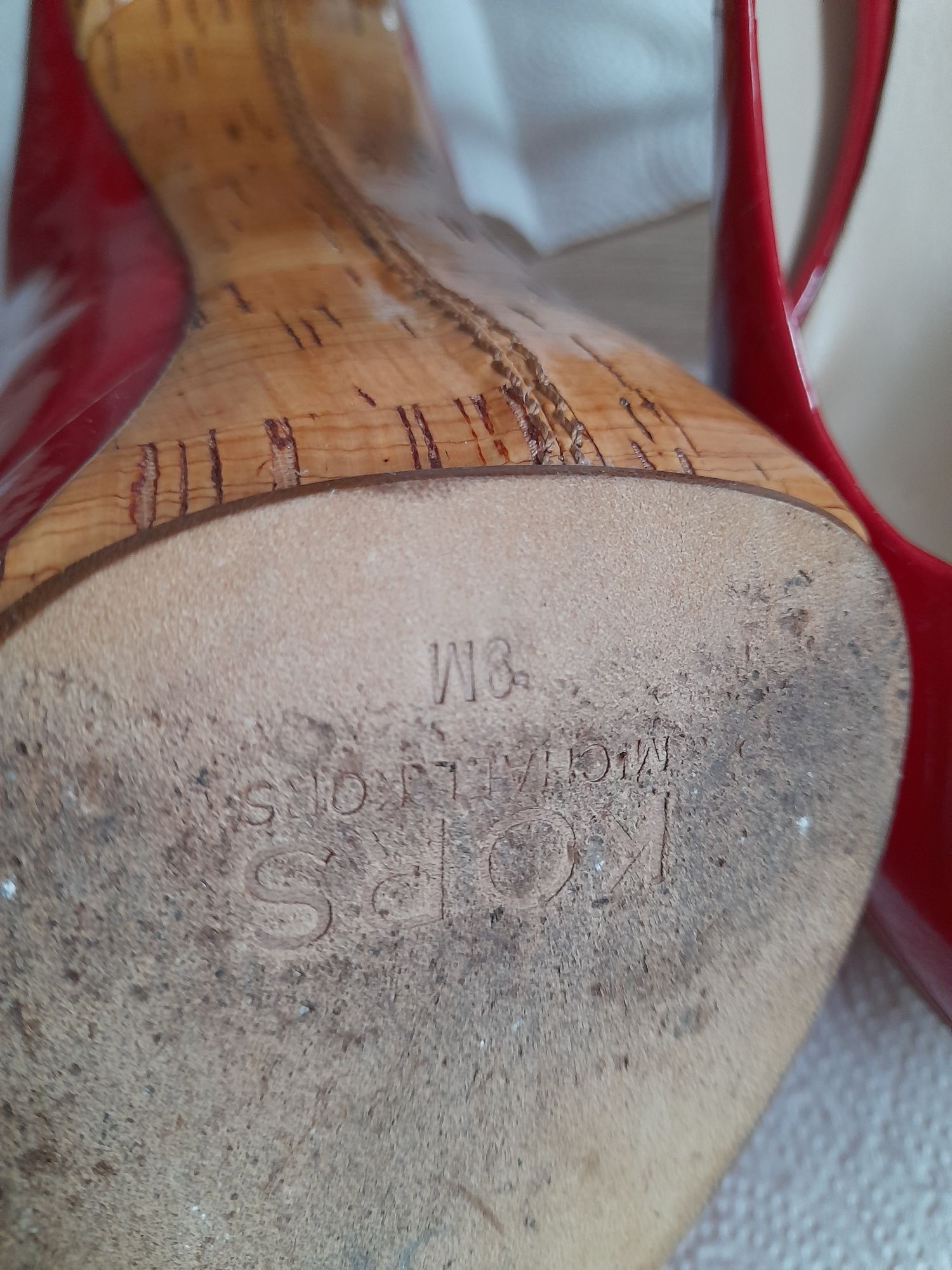 Przepiękne szpilki.Cudna czerwień. Długość wkładki 25cm.
