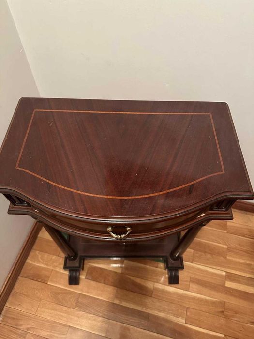 Mesa pequena impecável