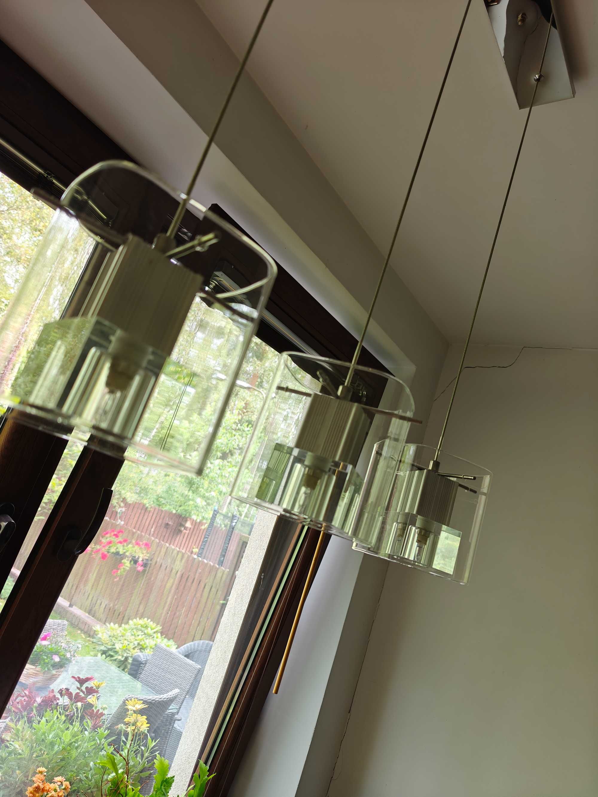 Lampa wisząca trzy punkty.