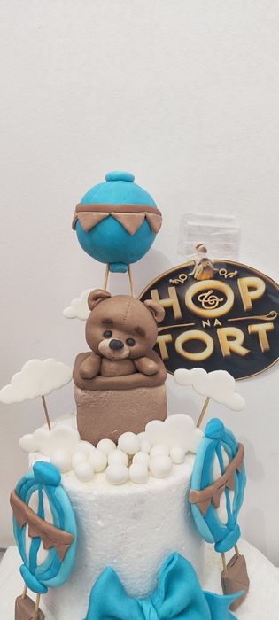 Miś misio w balonie. figurka z masy cukrowej