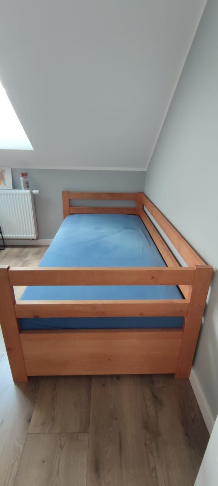 Łóżko z litego drewna