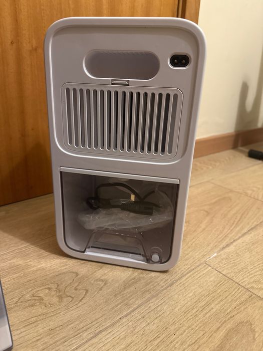 Desumidificador com reservatório de 2,5L.