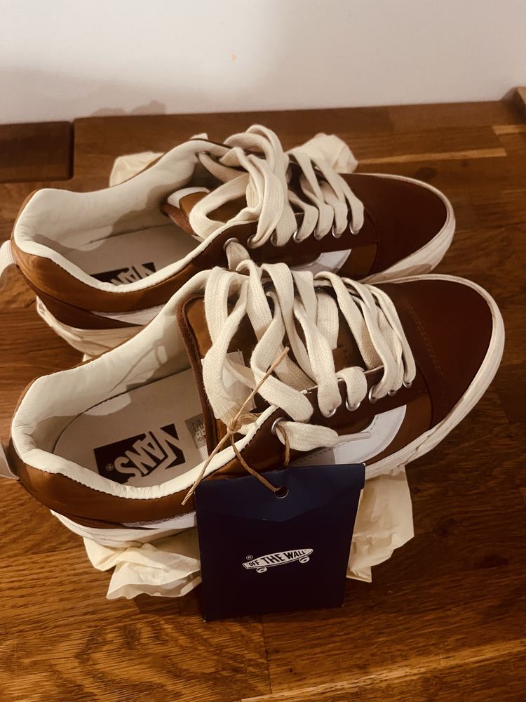 Vans Knu Skool cor marrom com dois atacadores