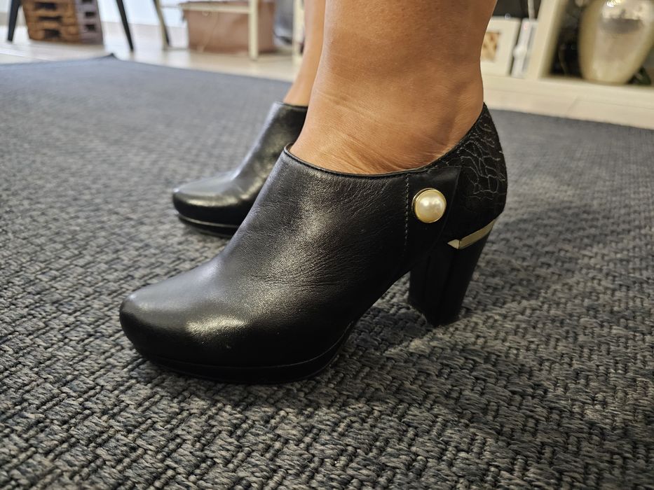 Botim de senhora em pele cor preta n.35