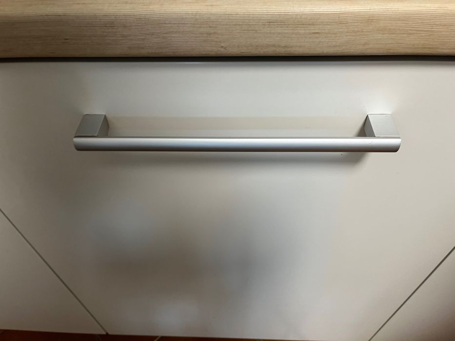 Srebrne uchwyty do szafek