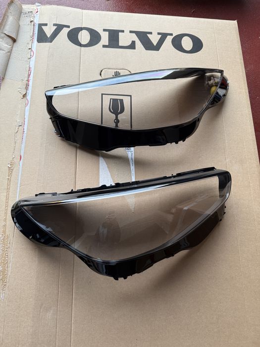 Скло фари Volvo XC40 C40 22-25рік