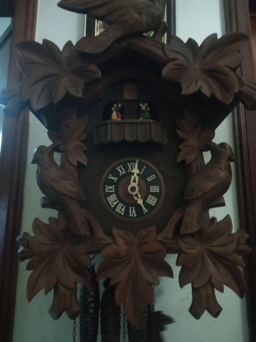 Fabuloso relógio de cuco. com música e bailarinas Muito bom e a funcio