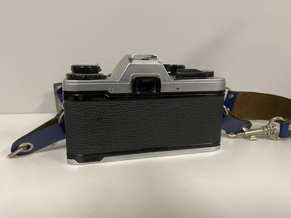 Olympus OM-10 - 35-70mm f4, lampa, zadbany aparat analogowy vintage