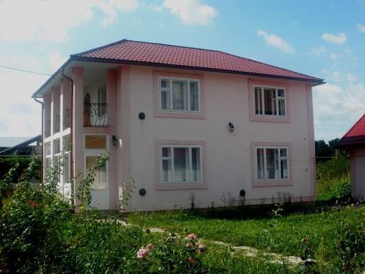 Продається 2-х поверховий будинок у селі Рожнові Косівського р-ну.