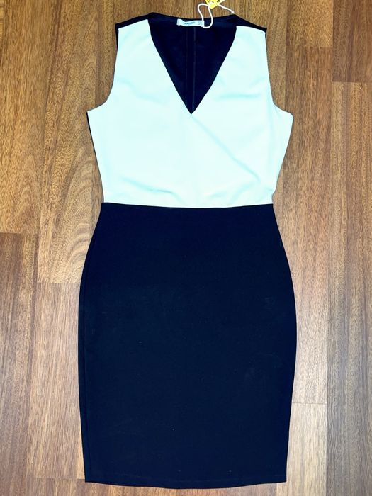 Деловое платье по колено, тянущееся