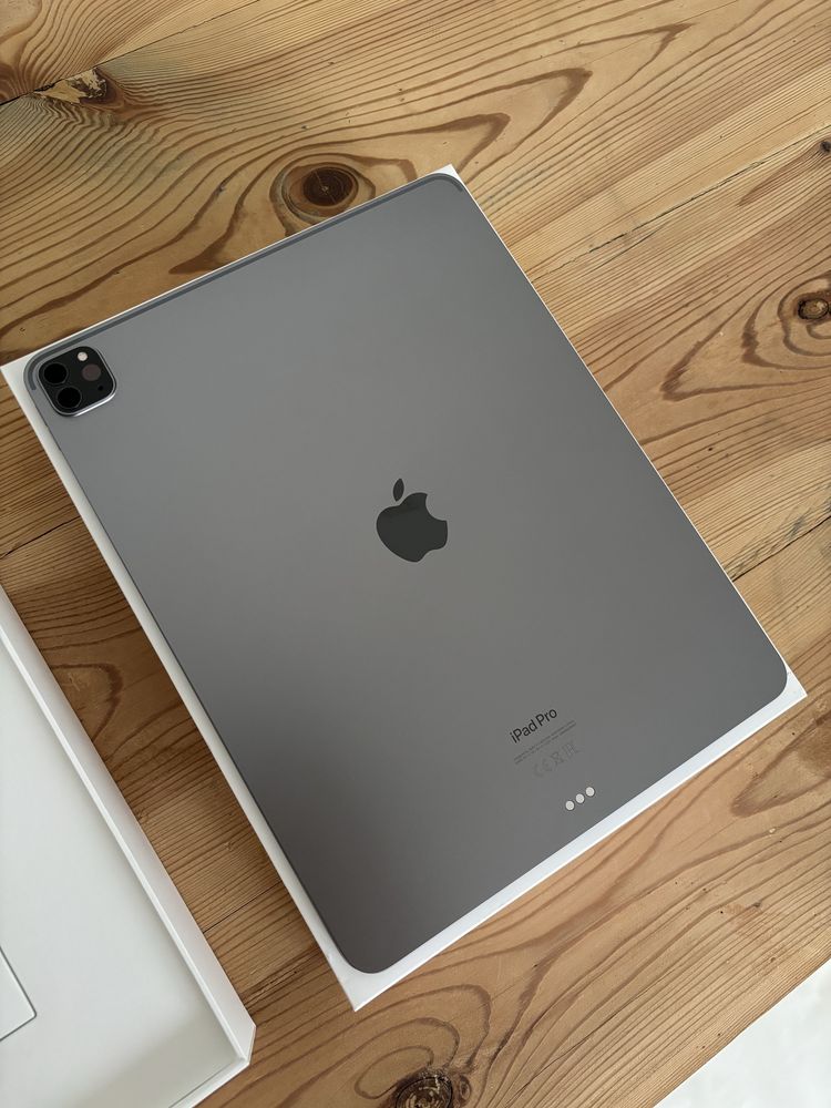 NOWY iPad Pro 12.9 6th generation 256 GB Wi-Fi NOWY