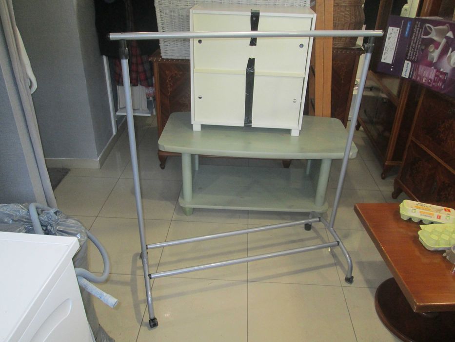 Sprzedam wieszak  - drążek stojący na ubrania.