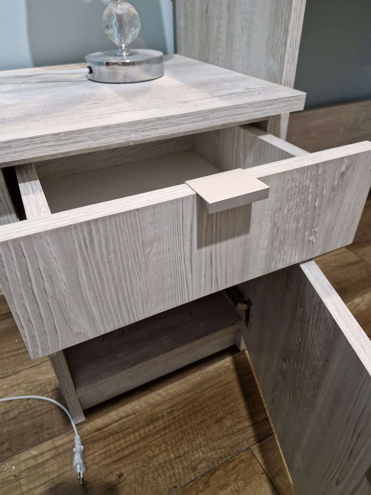 Toaletka + stolik nocny Gratis lampka
