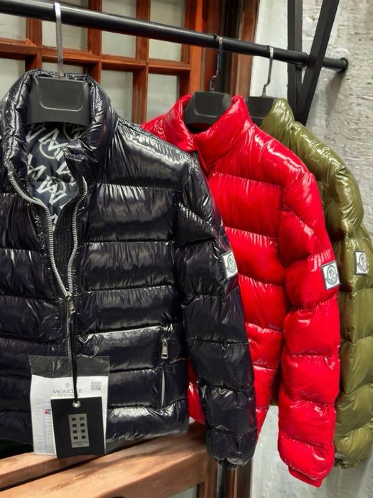 Чоловіча чорна куртка Moncler демісезонна монклер блискуча коротка