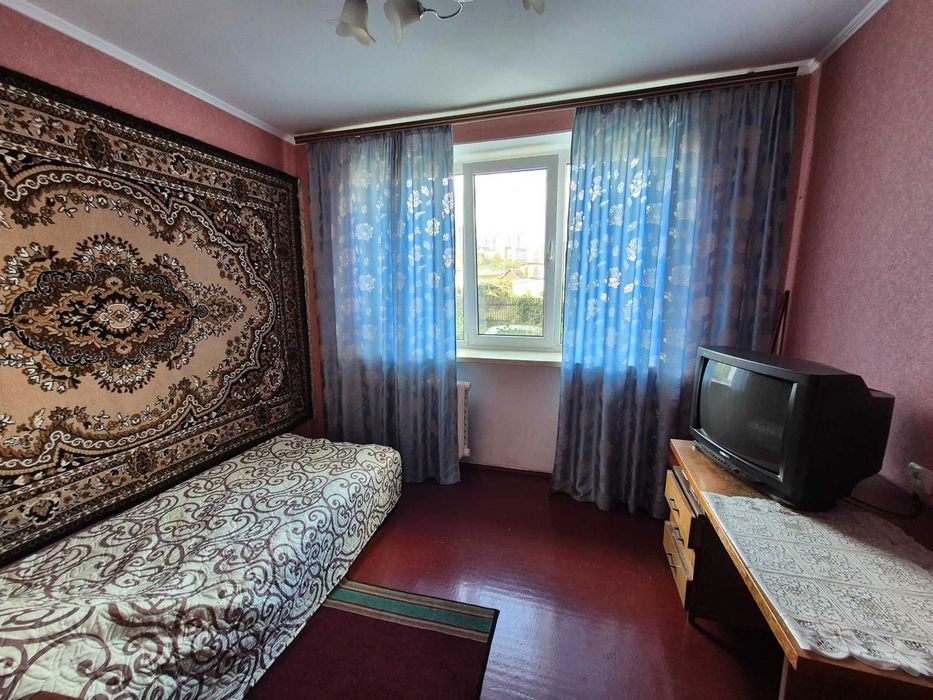 Трьошка чешка на першому поверсі з лоджією жилий стан