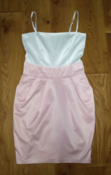 Атласна сукня з карманами.