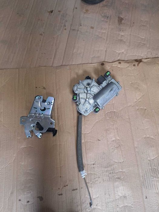 zamek klapy bagaznika z mechanizmem elektrycznego zamykania