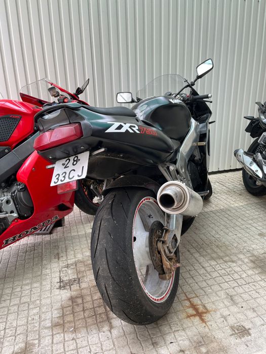 Kawasaki zx7r 750cc