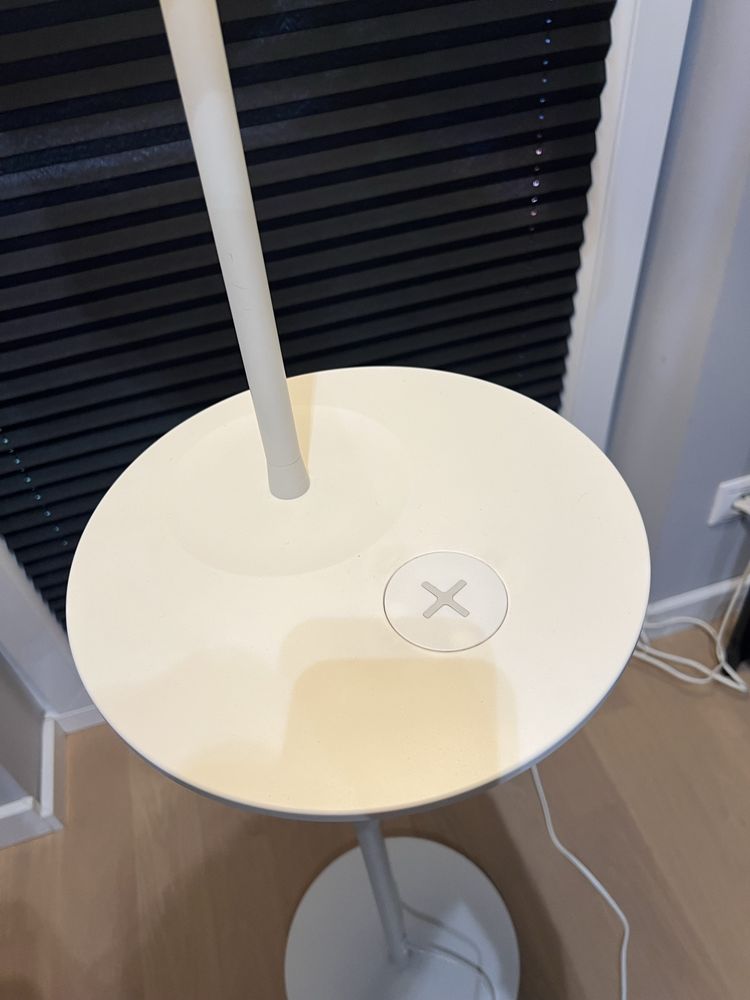 IKEA VARV Lampa stojąca z ładowarką