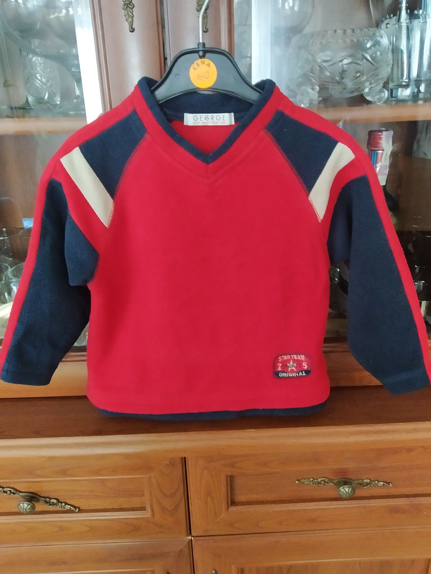 Czerwona bluza polarowa dla dziecka.
