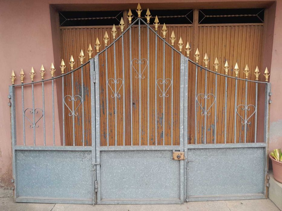 2 Portões em Ferro (grande e pequeno)