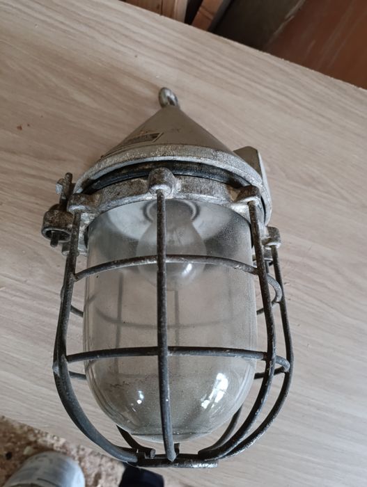 Lampa przemysłowa stylu industrialna