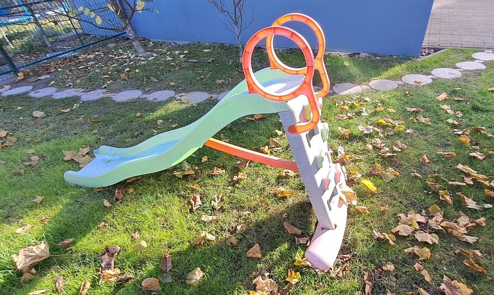 Zjeżdżalnia ogrodowa że zjazdem o długości 2m