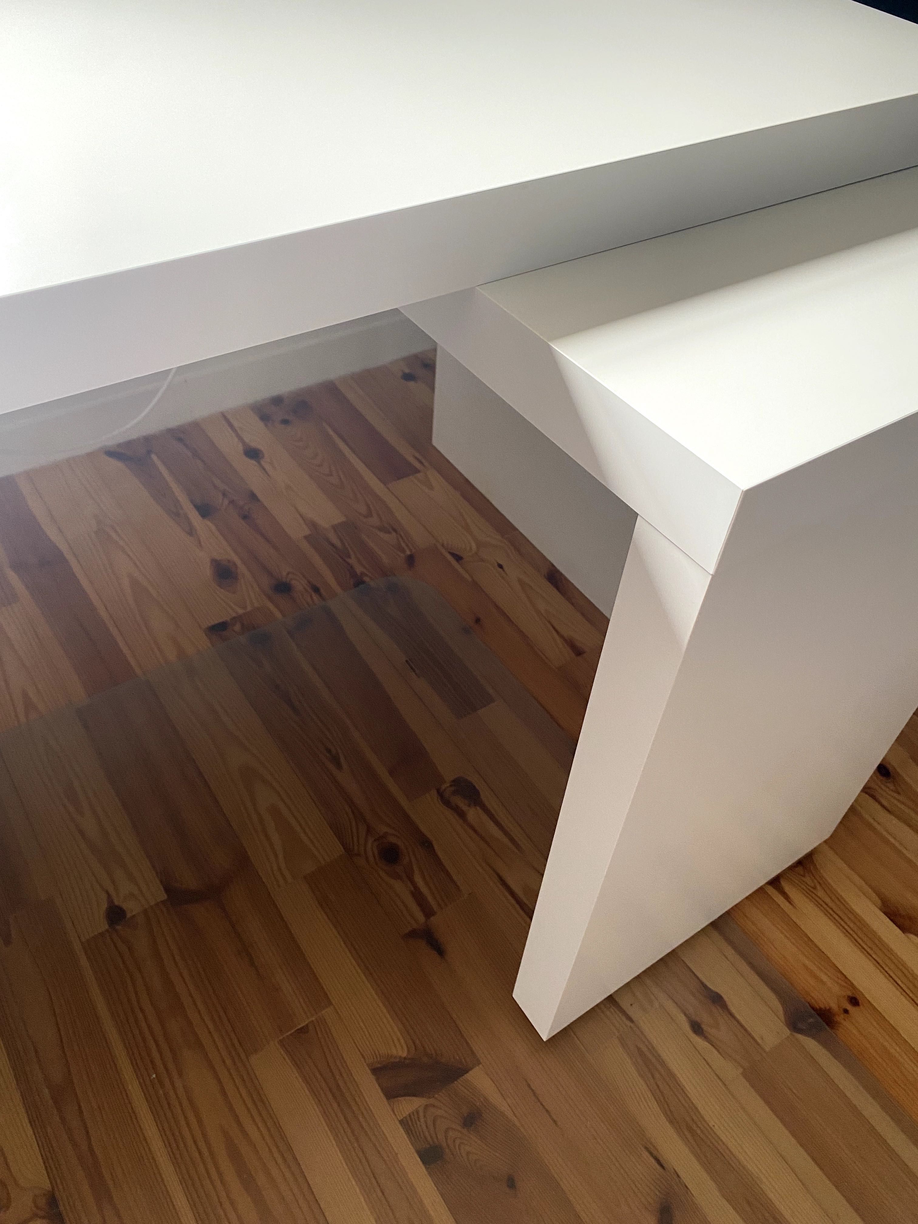 Biurko z wysuwanym panelem - IKEA, model MALM