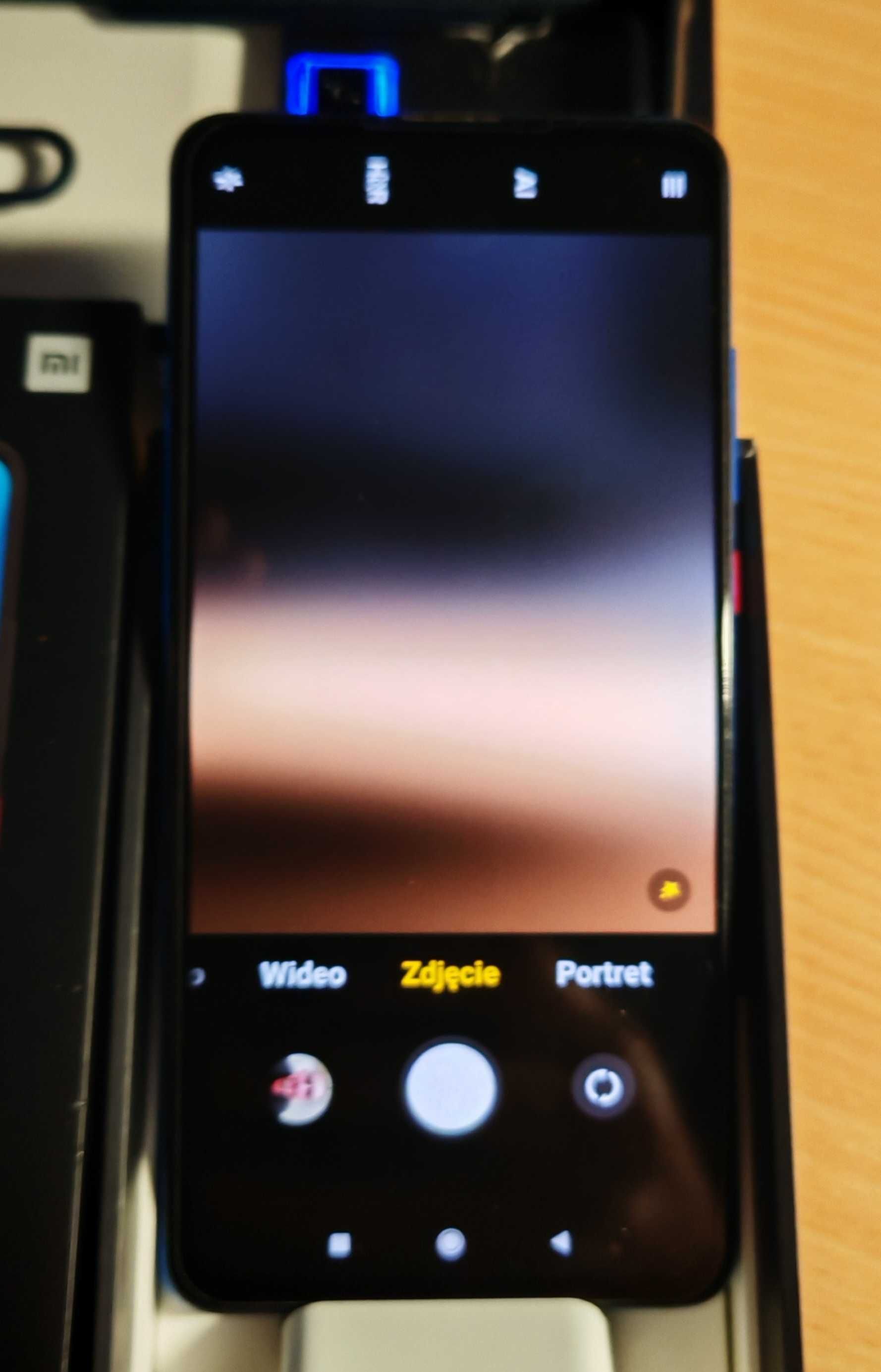 Xiaomi Mi 9T z wysuwanym aparatem - jak nowy