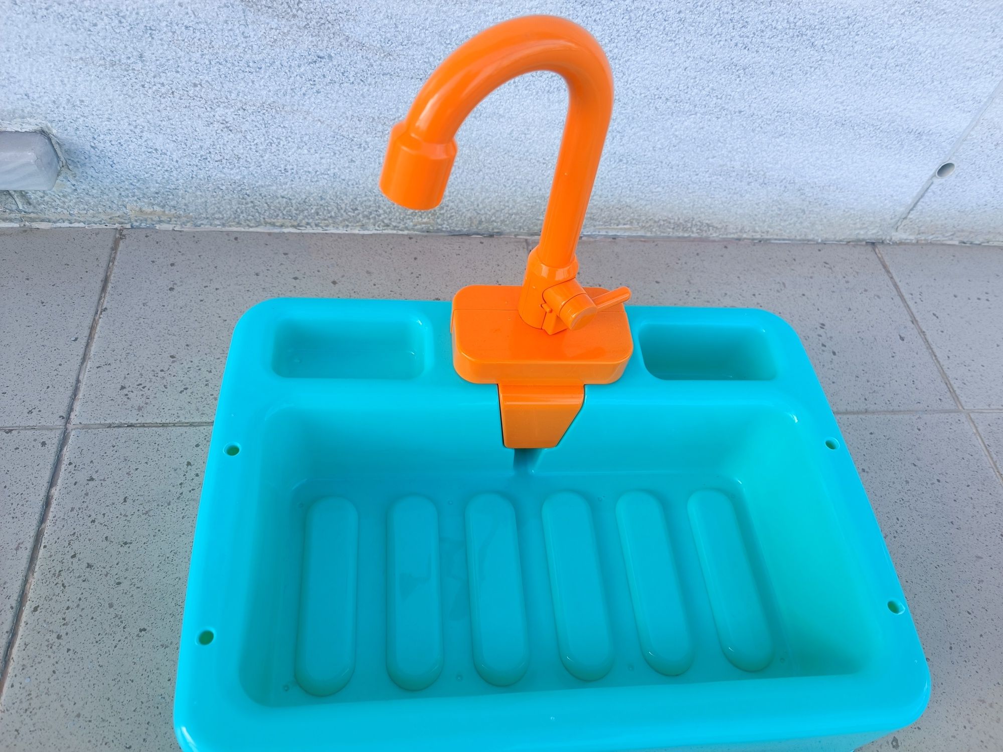 Brinquedo para lavar loiça com água