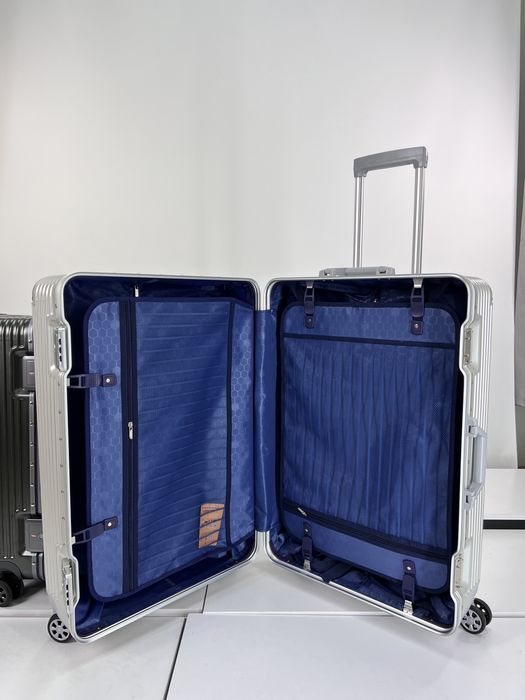 ПРОТИУДАРНА валіза на защіпках, чемодан на колесах