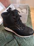 Adidasy na koturnie