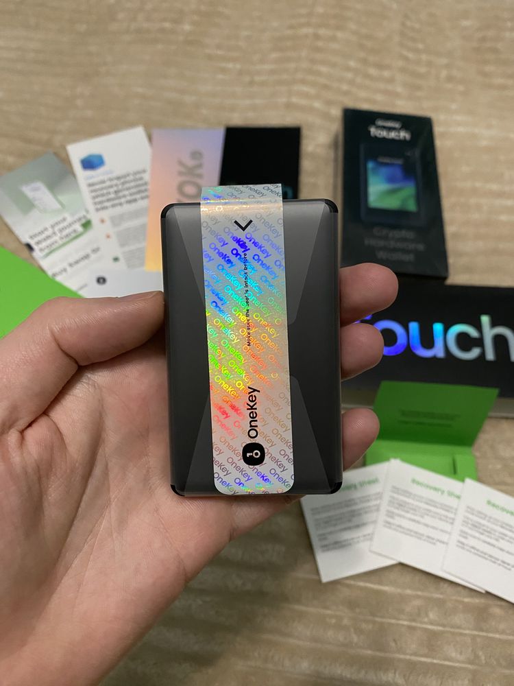 Ціна - шара! Преміальний криптогаманець OneKey Touch