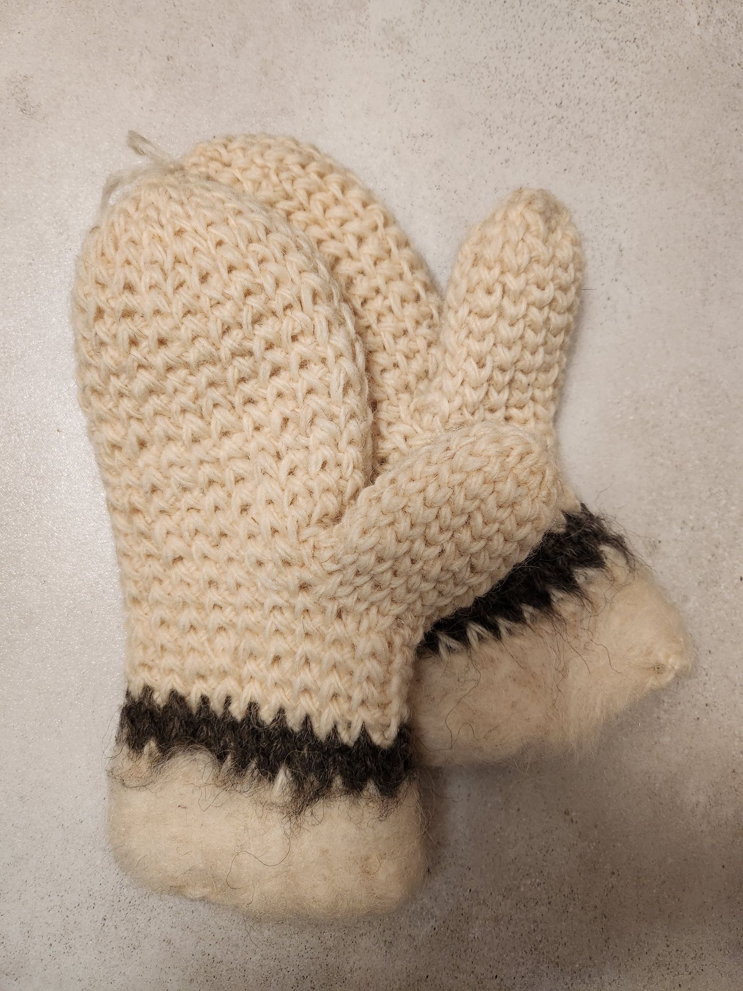 Jednopalczaste wełniane rękawice damskie z Zakopanego