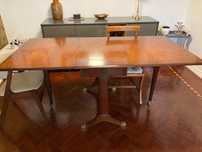 Mesa de jantar tipo holandesa, de cerejeira