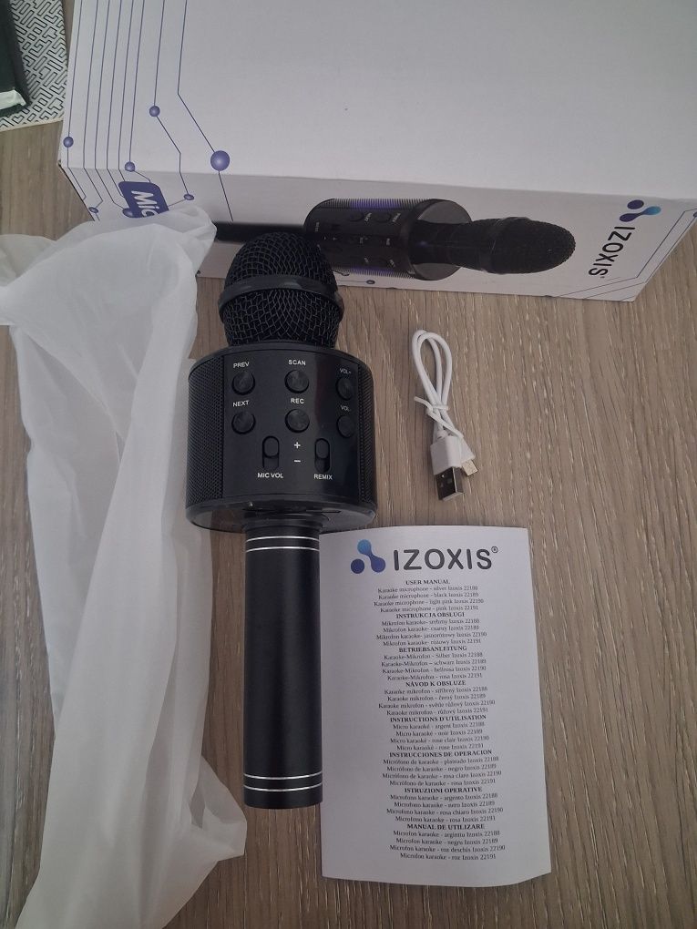 Mikrofon karaoke z głośnikiem