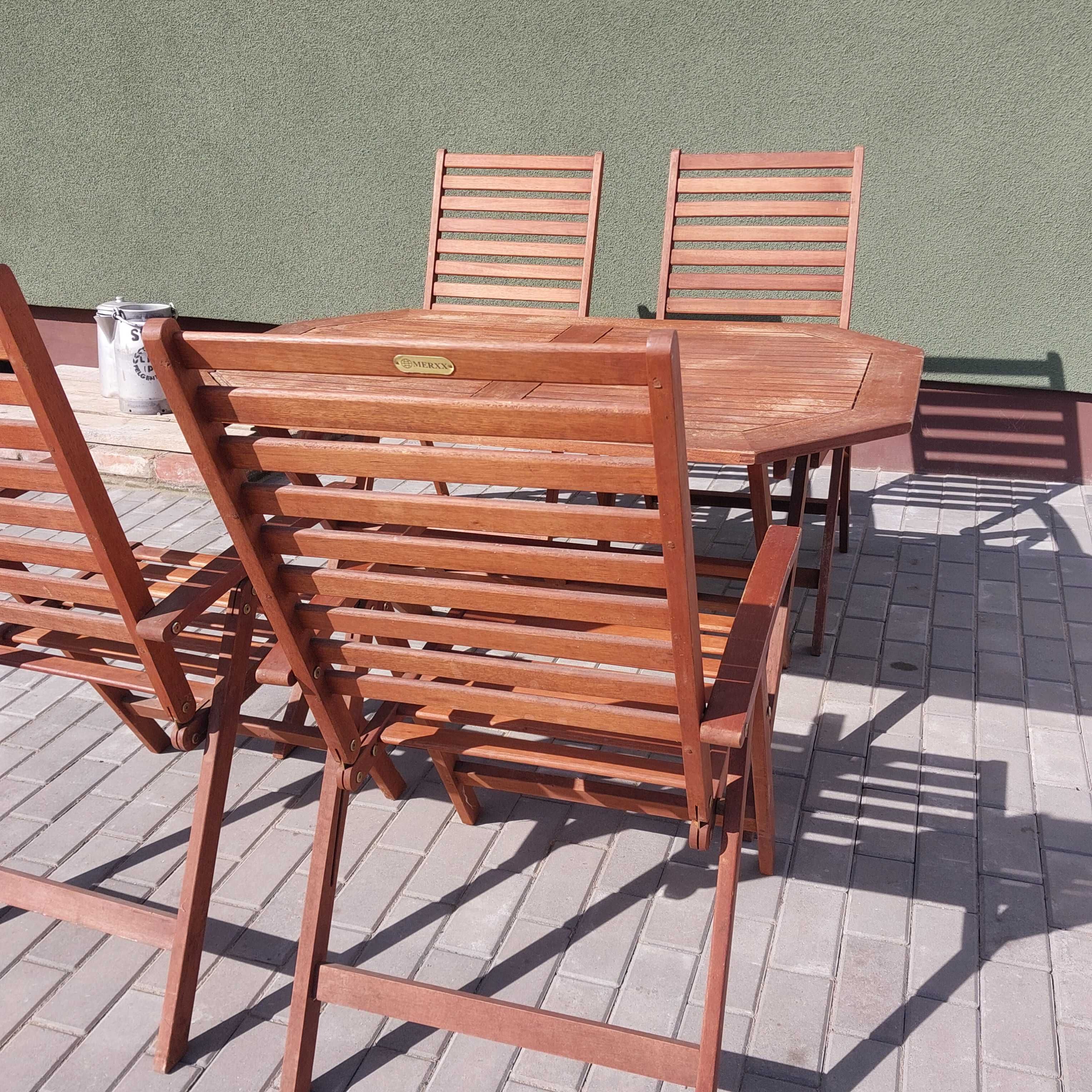 Stół ogrodowy z czterema krzesłami